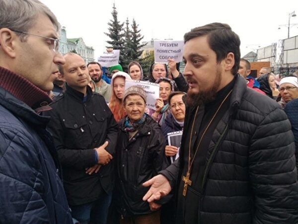 Со сторонниками Сергия, второй день митингующими у епархии, поговорила полиция