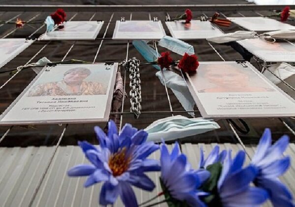 Стена памяти погибших медиков в Петербурге под угрозой уничтожения