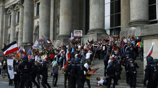 В Берлине участники митинга держали российские флаги