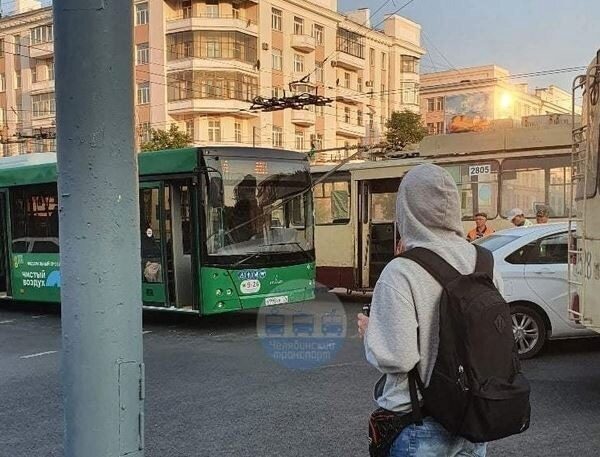 В центре Челябинска штанга троллейбуса пробила лобовое стекло автобуса