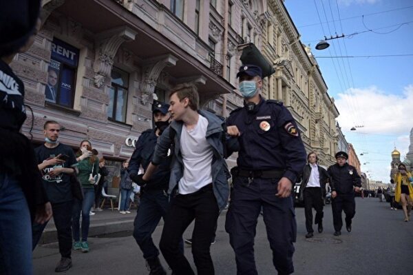 В городах России проходят акции солидарности с митингующими в Хабаровском крае