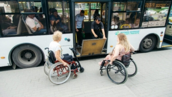В Липецке инвалиды-колясочники отправились покорять общественный транспорт