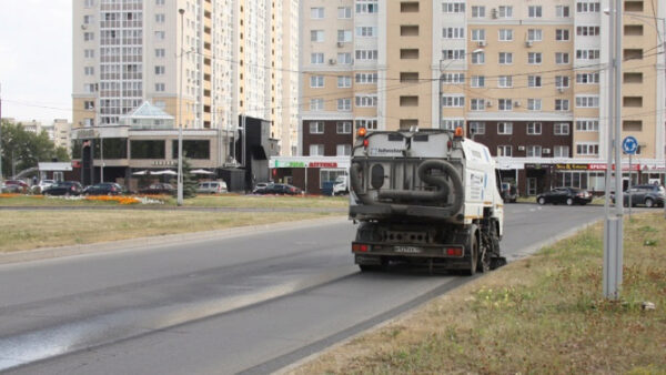 В Липецке коммунальщики промоют остановки и тротуары