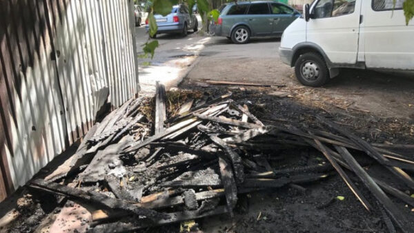 В Липецке от горевшего мусора пострадала Газель