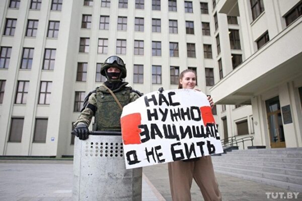 В Минске ОМОН опустил щиты перед протестующими у здания правительства