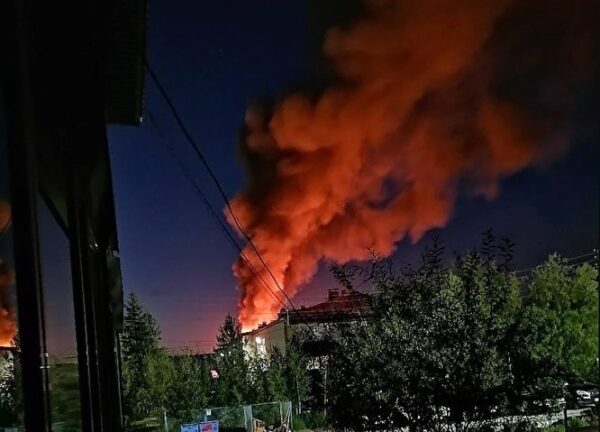 В Ноябрьске всю ночь тушили большой пожар в расселенной двухэтажке