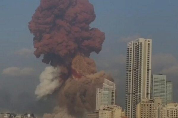 В порту Бейрута возле базы ВМС произошел мощнеший взрыв, есть пострадавшие