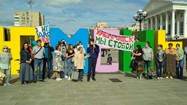 В Тюмени жители вышли на стихийную акцию с шествием в поддержку Хабаровска и Белоруссии