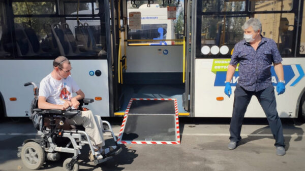 Водители автобусов в Липецке тренировались помощи инвалидам в транспорте