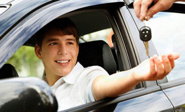 Депутат Госдумы предложил разрешить водить машину 16-летним