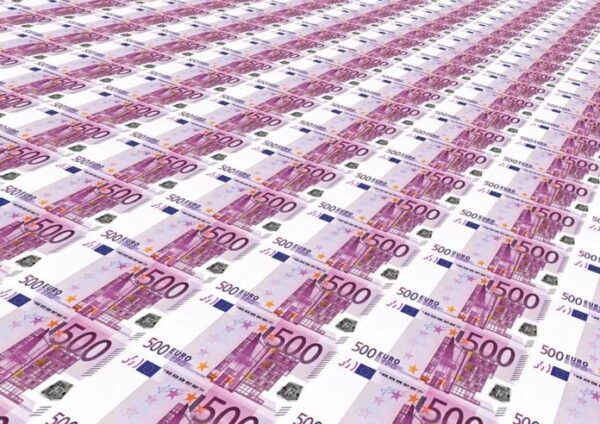 Француженка нашла в подвале более полумиллиона евро