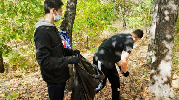 Липецкие студенты собрали 400 кг мусора в парке Металлургов