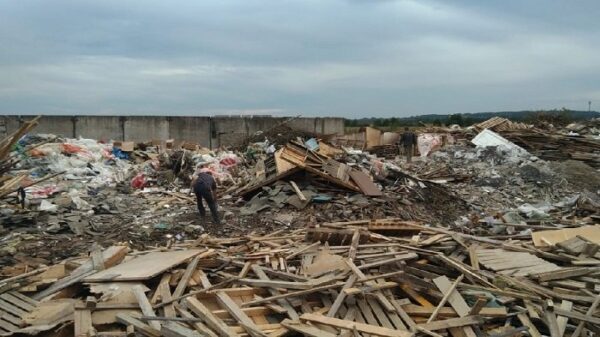 Петербургские Шушары заваливают мусором со строек