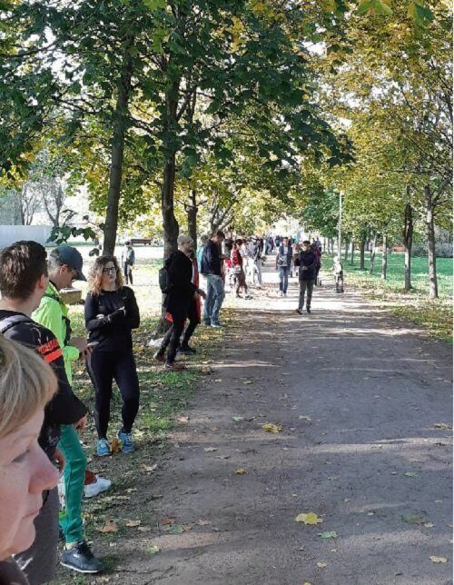 Петербуржцы «обнимали» Пулковский парк. Полиция им не мешала