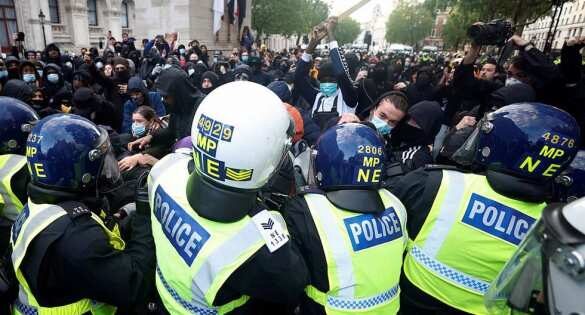 Полиция Лондона зверски избила мирных протестующих (ВИДЕО)