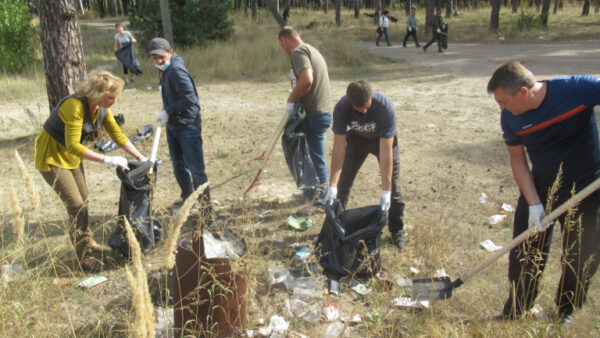С Силикатных озер в Липецке вывезли 80 мешков мусора