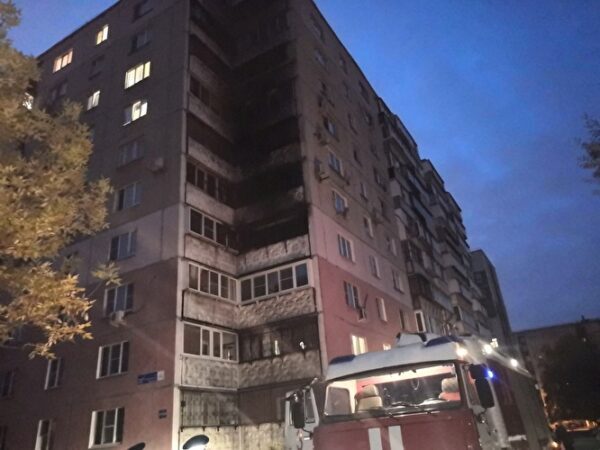 В Челябинске рано утром тушили пожар в многоэтажке: повреждено несколько балконов