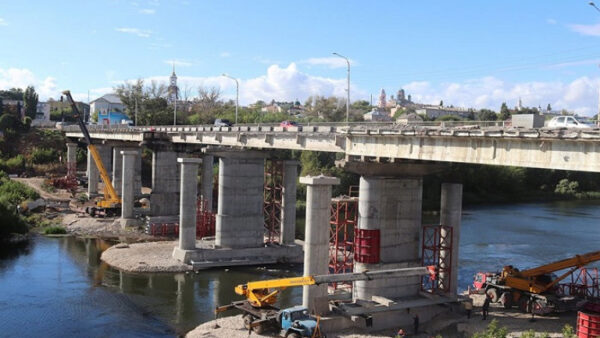 В Ельце продолжают ремонт моста через Быструю Сосну
