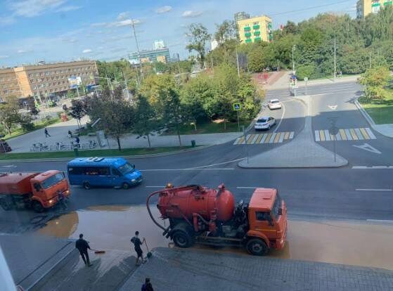 В Москве в районе прокладки метро снова произошел прорыв воды и спецсмеси на проезжую часть
