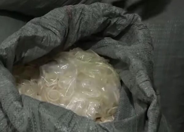Во Вьетнаме сотни тысяч презервативов стирались и сушились для повторного использования