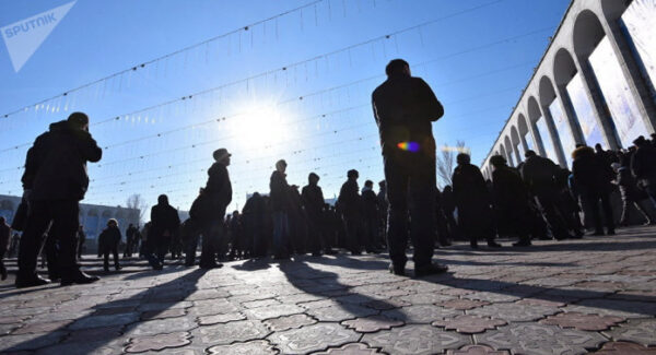 В Бишкеке участники митингов перешли к драке и стрельбе
