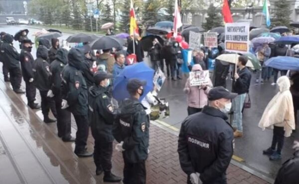 В Хабаровске для разгона митингующих власти применили дубинки