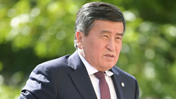 В Киргизии митингующие добились отставки президента