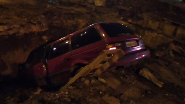 В Липецке автомобиль с номерами «666» провалился под землю