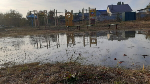 В Липецке детскую площадку затопило фекалиями из-за подушки в канализации