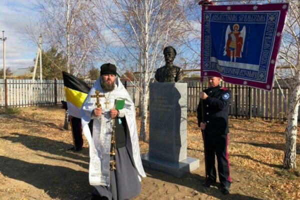 В одном из сёл на улице Чапаева открыли памятник белогвардейцу, который его убил