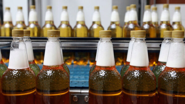 В России могут запретить разливать спиртное в большие пластиковые бутылки