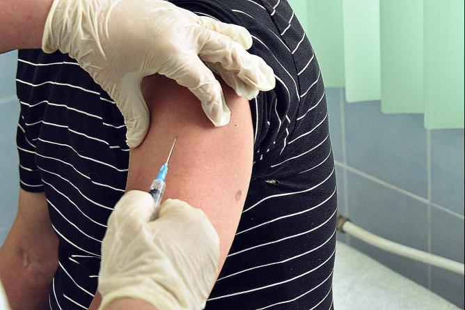 Массовая вакцинация «ЭпиВакКороной» начнется в следующем году