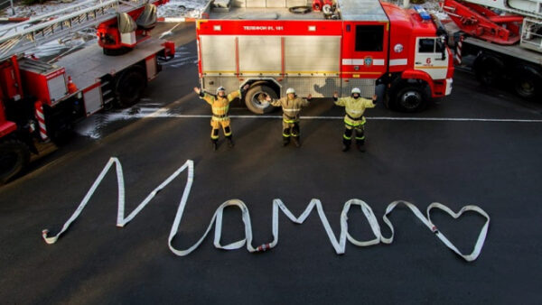 Пожарные креативно поздравили липчанок с Днем матери