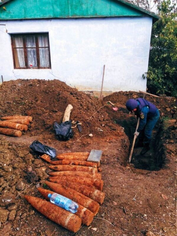Севастопольские саперы обнаружили под стеной дома целый склад боеприпасов