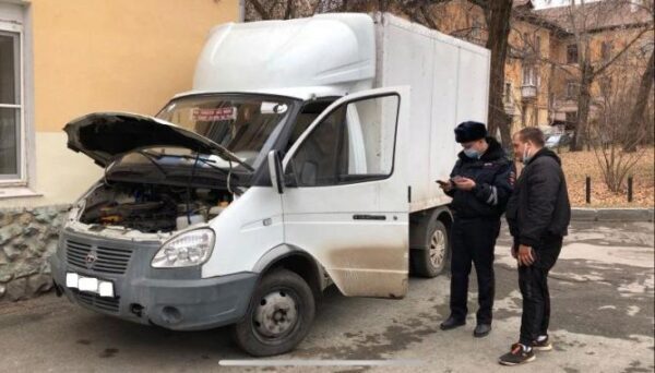 В Екатеринбурге поймали водителя, катавшего людей на кузове авто