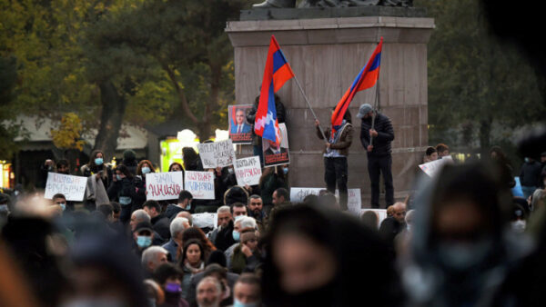 В Ереване проходит митинг за отставку премьер-министра
