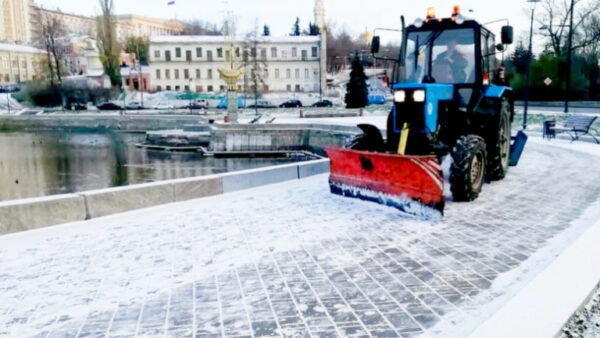 В Липецке коммунальщики до сих пор чистят первый снег