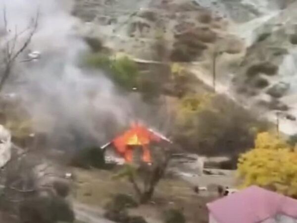 Жители перешедших Азербайджану районов Карабаха сжигают свои дома