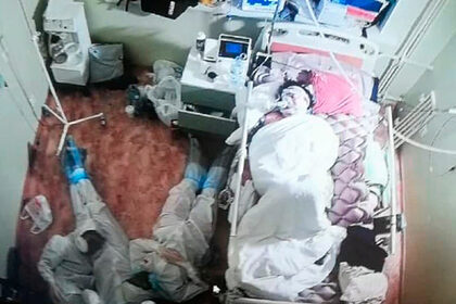 Медработники провели ночь на полу возле койки пациента с COVID-19