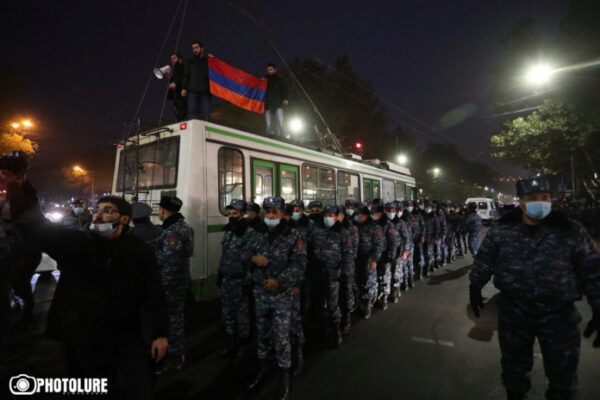 Протестующие перекрыли улицы в столице Армении