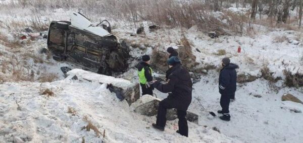 Женщина и ребенок погибли в автомобиле, перевернувшемся на Кольцовском тракте