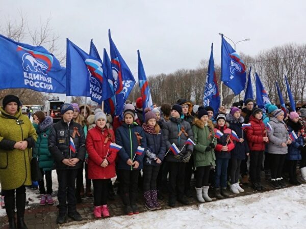 Как «Единая Россия» защищает детей от политики, выводя их на свои митинги