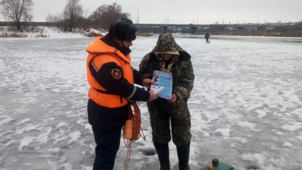 Липецким рыбакам продолжают рассказывать о мерах безопасности на льду