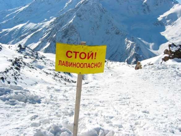 МОЛНИЯ: Лавина накрыла горнолыжную трассу на юге России (+ВИДЕО)