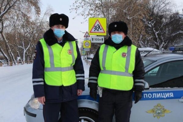 На Урале полицейские помогли выбраться из снежного плена автоледи и ее 8-летнему ребенку