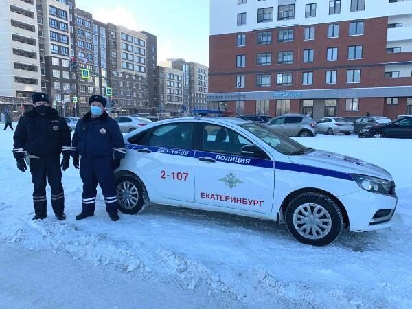 В Екатеринбурге наряд ГИБДД помог добраться домой замерзавшей на остановке девочке
