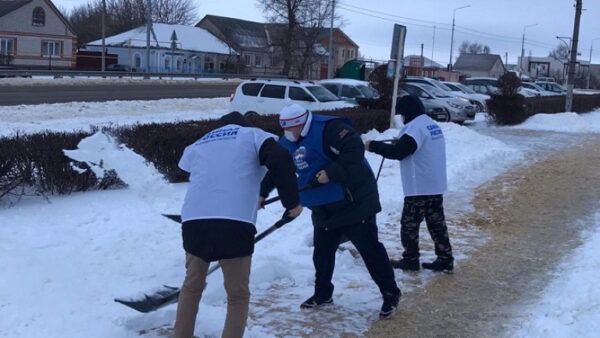 Волонтеры помогают чистить дворы от снега