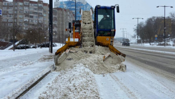 В Липецке вторые сутки борются с последствиями снегопада