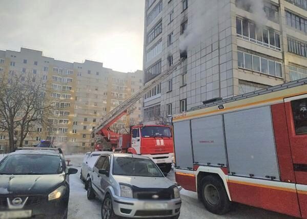 В уральской столице эвакуировали 45 жильцов многоэтажки из-за пожара