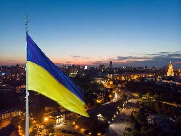 Дёргают туда-сюда: главный флаг Украины снова приспустили (ФОТО)